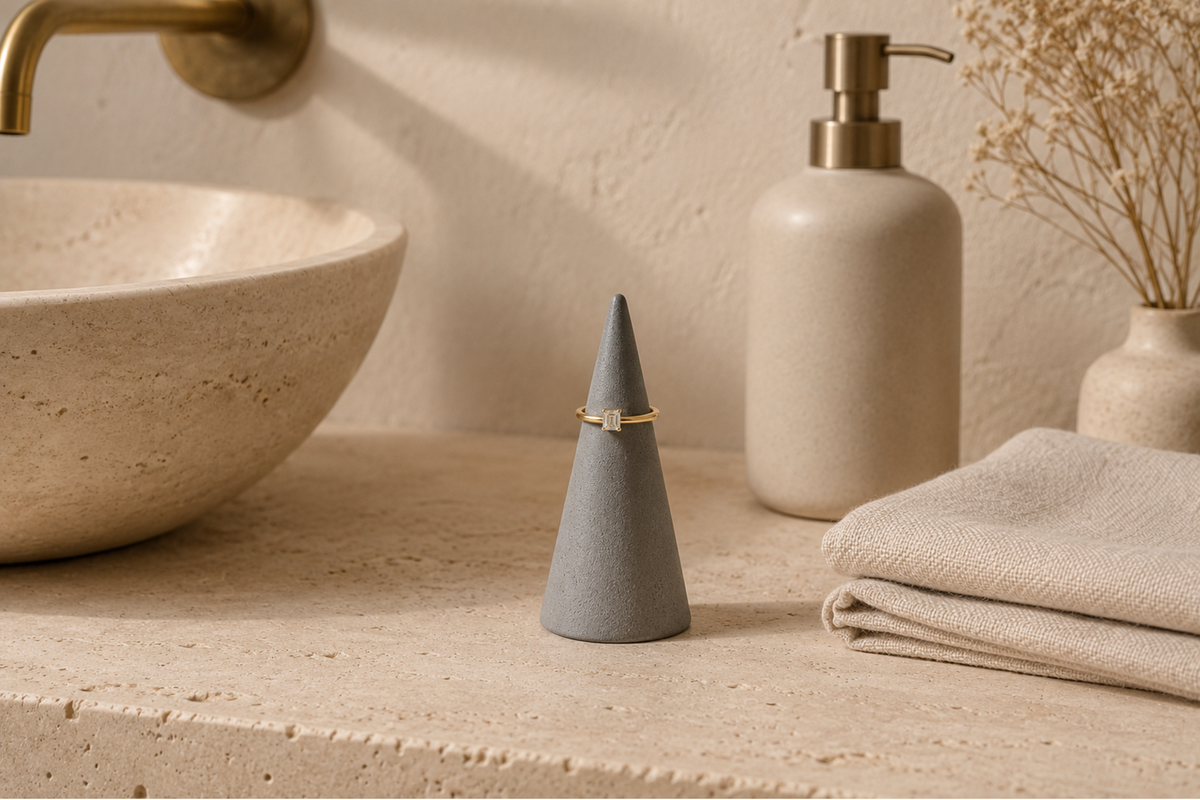 Porte-bague SILO en béton minéral – Support à bagues design
