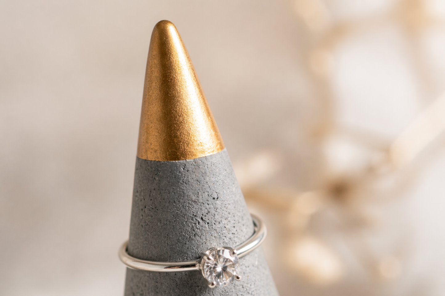 Porte-bague avec pointe dorée • AURA • Collection Signature