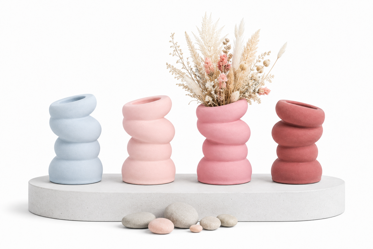 Soliflores NOMA en béton minéral de la collection Signature, coloris Ciel, Poudré, Bonbon et Cassis – fabrication artisanale française